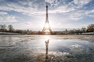 Tour Eiffel at sunrise reflected in pool, view from Trocadero terrace (Paris Tour Eiffel at sunrise reflected in pool, view from Trocadero terrace (Paris
