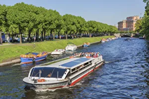 Tourist boats and Mikhailovsky Castle (Engineers Castle), Saint Petersburg Tourist boats and Mikhailovsky Castle (Engineers Castle), Saint Petersburg