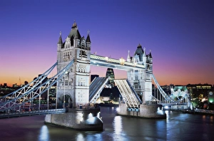 <b class=qtipBold><figcaption>Tower Bridge</figcaption></b><br>Tower Bridge, London, England<br><em>© Jon Arnold Images Ltd</em> Tower Bridge
