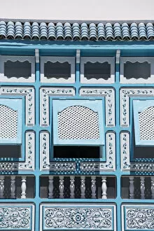Kairouan Gallery: Tunisia, Kairouan, Madina, decorative blue window, decorative