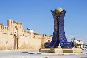 Kairouan Gallery: Tunisia, Kairouan, Madina walls and Globe monument