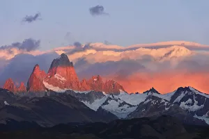 Cerro Gallery: The twilight lights over the Fitz Roy mountain before sunrise