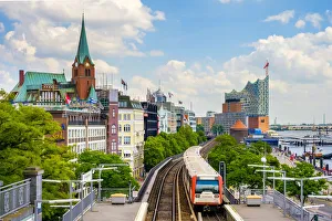 U-Bahn metro line and Elbphilharmonie, St. Pauli, Hamburg, Germany U-Bahn metro line and Elbphilharmonie, St. Pauli, Hamburg, Germany