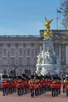 UK, England, London, The Mall, Buckingham Palace, Changing of the Guard