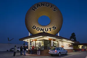 USA, California, Los Angeles, Inglewood, Randys Donuts, donut shop, dawn USA, California, Los Angeles, Inglewood, Randys Donuts, donut shop, dawn