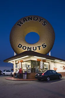 USA, California, Los Angeles, Inglewood, Randys Donuts, donut shop, dawn USA, California, Los Angeles, Inglewood, Randys Donuts, donut shop, dawn