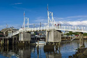 USA, Maine, Ogunquit, Perkins Cove, footbridge USA, Maine, Ogunquit, Perkins Cove, footbridge
