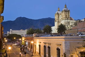 Images Dated 7th July 2008: View of street & Santo Domingo de Guzman Church, Oaxaca, Oaxaca State, Mexico