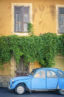 Images Dated 6th July 2014: Vintage blue Citroen 2cv parked in front of a house in Castellet, Vaucluse