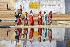 Images Dated 4th June 2013: Women at the Holy Baths, Pushkar, Rajasthan, India