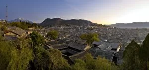 Images Dated 7th February 2006: Yulong Xueshan Mountain and UNESCO Old Town of Lijiang, Yunnan, China