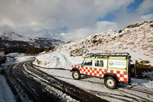 Four Wheel Drive Gallery: A landrover belonging to the Langdale Ambleside Mountain Rescue Team in winter snow in front of
