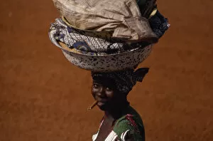 CENTRAL AFRICAN REPUBLIC People Woman on her way to market carrying laden bowls on her