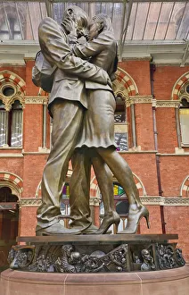 England, London, St Pancras railway station on Euston Road, The Meeting Place statue by Paul Day England, London, St Pancras railway station on Euston Road, The Meeting Place statue by Paul Day