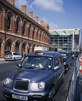 ENGLAND, London, St Pancras St Pancras International exterior showing both new ENGLAND, London, St Pancras St Pancras International exterior showing both new