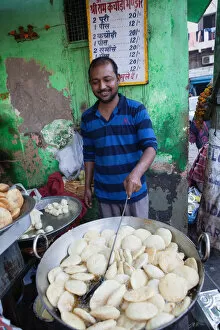 Food markets/india new delhi cook frying kachori street