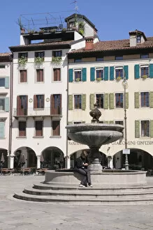 Italy, Friuli Venezia Giulia, Udine, Piazza Mateotti & fountain