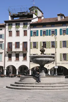 Italy, Friuli Venezia Giulia, Udine, Piazza Mateotti & fountain Italy, Friuli Venezia Giulia, Udine, Piazza Mateotti & fountain