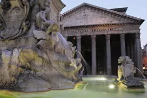 Italy, Lazio, Rome, Centro Storico, Pantheon, fountain at night with Pantheon behind, Piazza della Rotonda