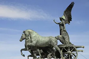 Italy, Lazio, Rome, Il Vittorianno, bronze statue atop Il Vittoriano Italy, Lazio, Rome, Il Vittorianno, bronze statue atop Il Vittoriano