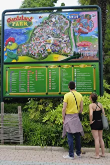 Italy, Lombardy, Lake Garda, Gardaland, couple reading the map Italy, Lombardy, Lake Garda, Gardaland, couple reading the map