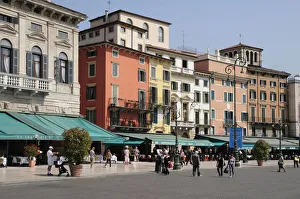 Italy, Veneto, Verona, Piazza Bra, cafes & restaurants Italy, Veneto, Verona, Piazza Bra, cafes & restaurants