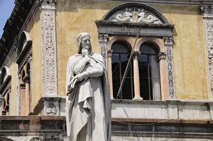 Italy, Veneto, Verona, statue of Dante, Piazza dei Signori Italy, Veneto, Verona, statue of Dante, Piazza dei Signori