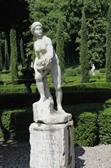 Italy, Veneto, Verona, statue & topiary, Giardini Giusti