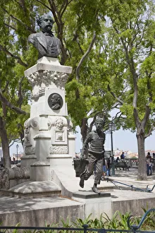 Estremadura Gallery: Portugal, Estremadura, Lisbon, Bairro Alto, Statue in Sao Pedro de Alcantara gardens