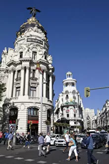 Spain, Madrid, Busy traffic on Alcala Grand Via junction next to the Metropolis building