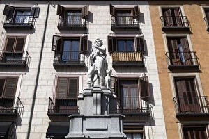 Images Dated 22nd August 2014: Spain, Madrid, Statue and apartments in the Plaza Mayor district