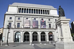 Images Dated 14th August 2014: Spain, Madrid, Statue of Isabel II in front of the Teatro Real