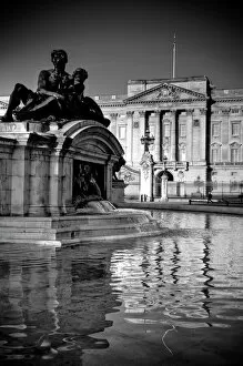 Photo Collection: UK, London, Buckingham Palace
