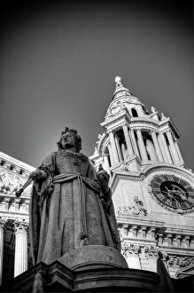 Black White Collection: UK, London, St. Pauls Cathedral, Queen Anne Statue (not Queen Victoria)