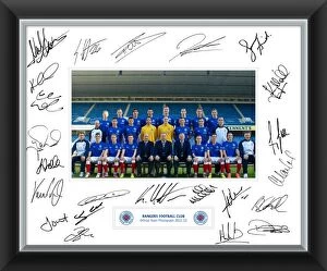 Images Dated 12th October 2012: 2012 / 13 Team Signed Mounted Framed Print