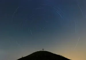 A 90 minutes long exposure shows star trails around the North Star A 90 minutes long exposure shows star trails around the North Star