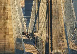 Images Dated 21st December 2005: Commuters pack the Brooklyn Bridge in New York
