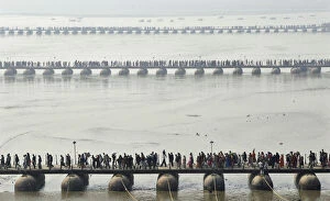 Images Dated 23rd January 2012: Devotees make their way across pontoon bridges spanning the Sangam during Magh Mela