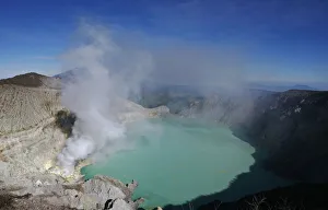 Indonesia Gallery: A general view of Kawah Ijen volcanic crater and the sulphur mines located at its foot