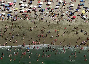 Images Dated 27th January 2003: HUNDREDS OF VACATIONERS AT PACIFIC BEACH