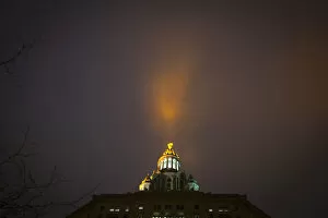 Images Dated 23rd December 2014: Light pours into fog bank from Manhattan Municipal building in Manhattan borough of