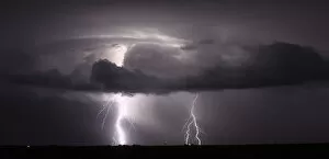 Images Dated 7th May 2008: Lightning lights up the night sky over Plainview, Texas