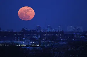 Images Dated 19th March 2011: The moon rises over east London