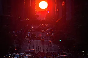 People take photos of the Manhattanhenge phenomenon in New York People take photos of the Manhattanhenge phenomenon in New York