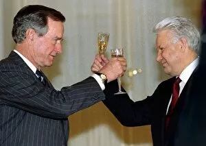 Images Dated 4th January 1993: US President George Bush toasts Russian President Boris yeltsin in Moscow January