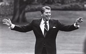 US PRESIDENT RONALD REAGAN WAVING FROM SOUTH LAWN OF WHITE HOUSE