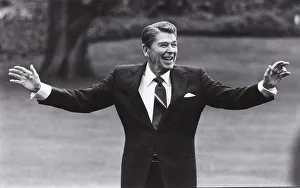 US PRESIDENT RONALD REAGAN WAVING FROM SOUTH LAWN OF WHITE HOUSE US PRESIDENT RONALD REAGAN WAVING FROM SOUTH LAWN OF WHITE HOUSE