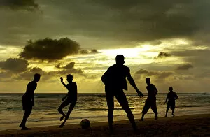 Images Dated 29th November 2003: SRI LANKAN CHILDREN PLAY FOOTBALL ON BEACH AT UNAWATUNA