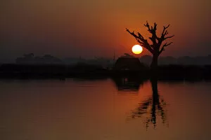 Images Dated 6th December 2006: The sun sets over Taungthaman Lake in Amarapura near Mandalay