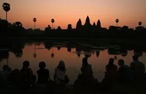 Images Dated 1st March 2007: Tourists wait for the sun to rise over Angkor Wat in Siem Reap